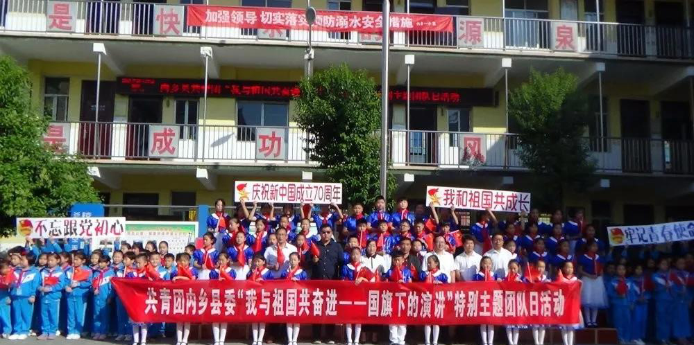 中小學校制服定制加工廠談校服的發展